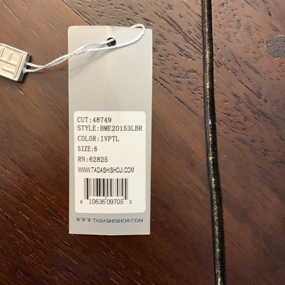 Beautiful TADASI SHOJI BRIDAL GOWN - Picture 10 of 11